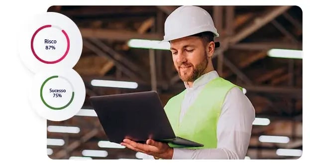 Homem olhando para notebook verificando Compliance na indústria