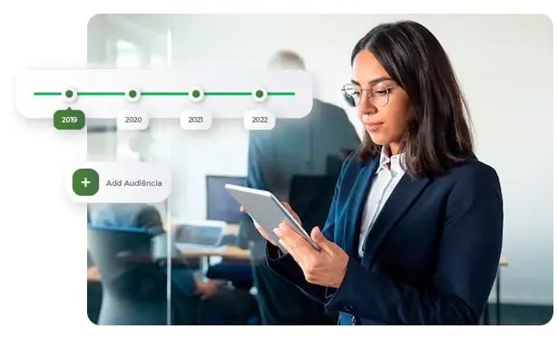 Mulher verificando plataforma de compliance para advogados