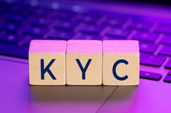 Tijolos de madeira com as letras da sigla KYC para destacar sua importância