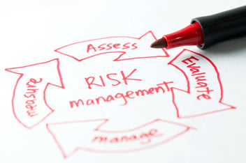 diagrama de mitigação de riscos em Compliance escrito em caneta vermelha