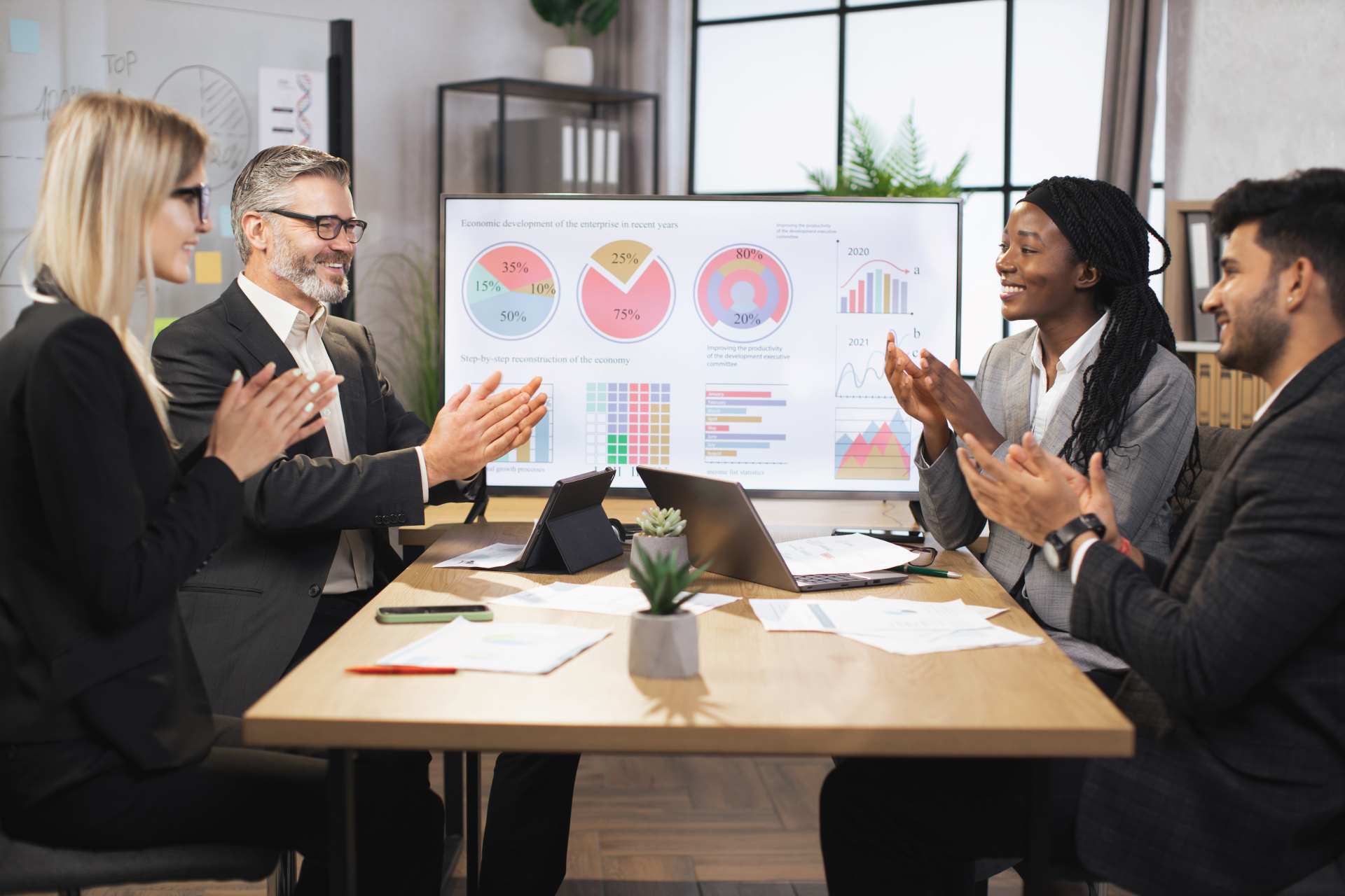 Gestão automatizada de compliance empresarial