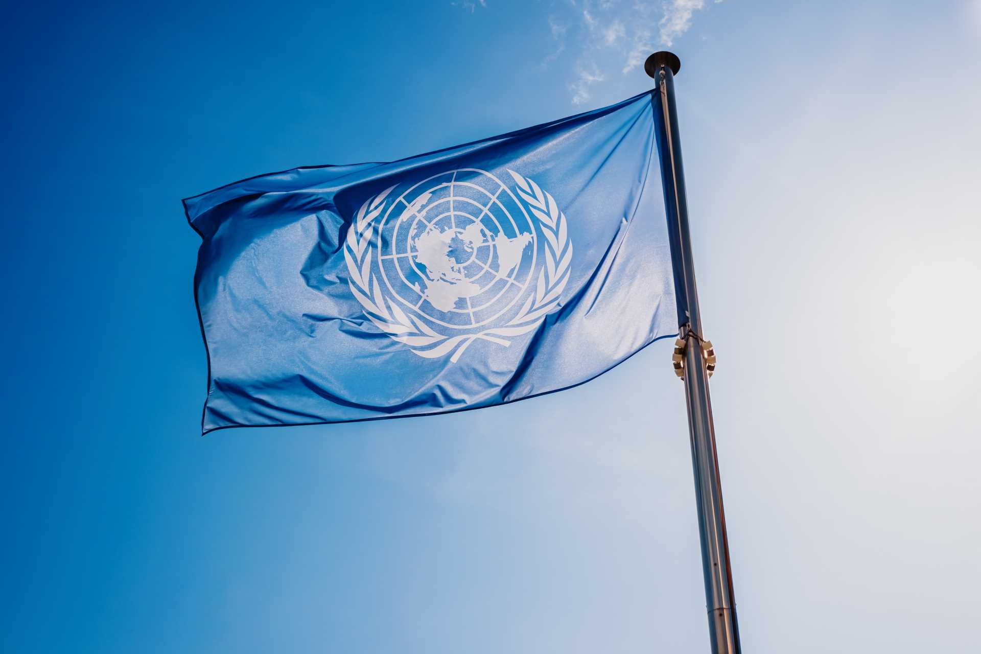 bandeira da ONU para fazer menção às listas restritivas da ONU