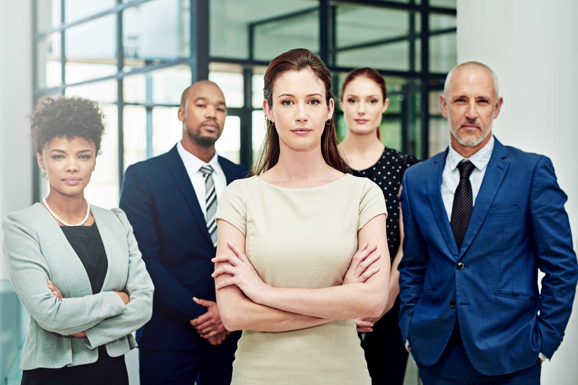 mulheres e homens de negócios juntos promovendo as 3 fases do compliance na empresa